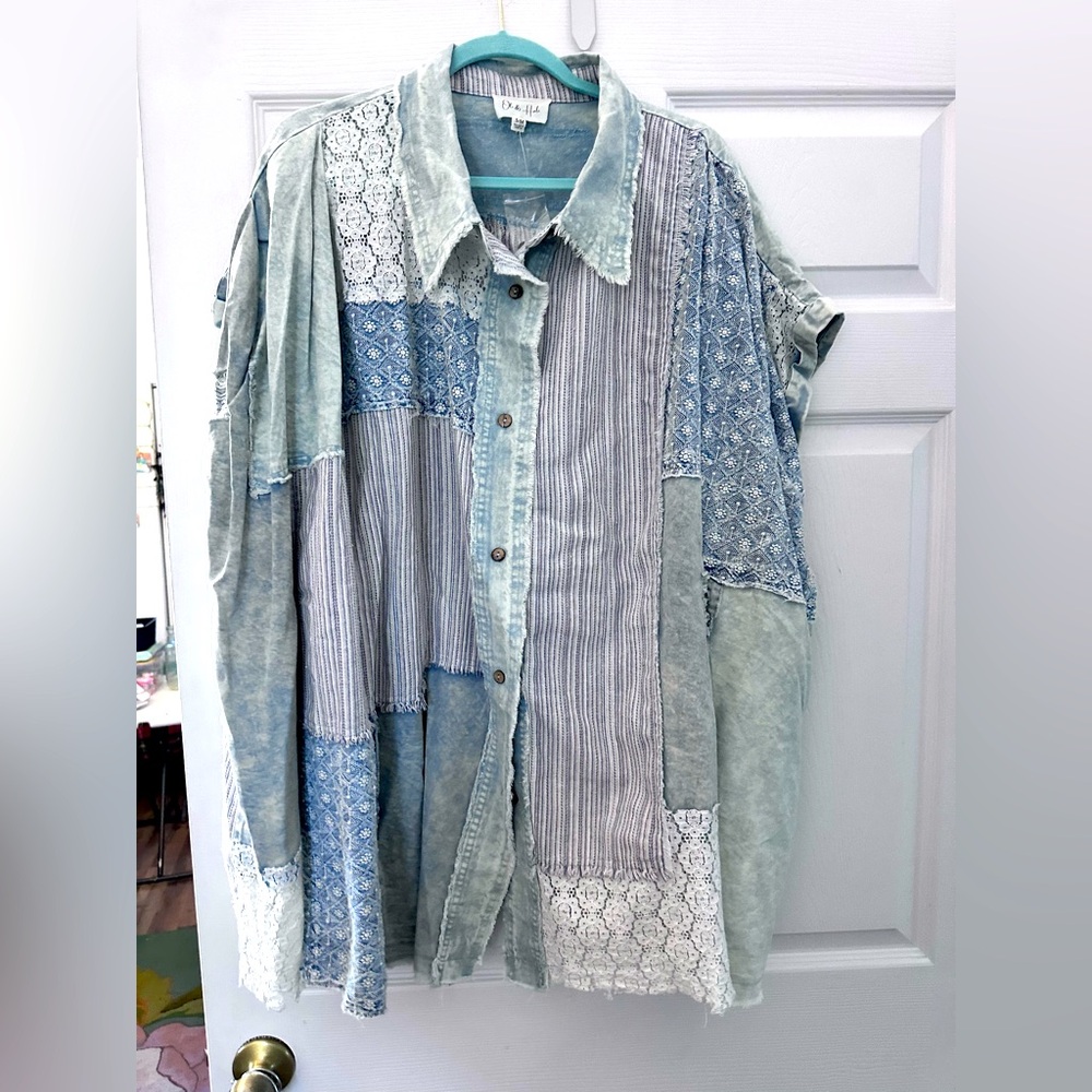 Oli & Hali denim button up shirt
Size S/ M
Very oversized 
NWT